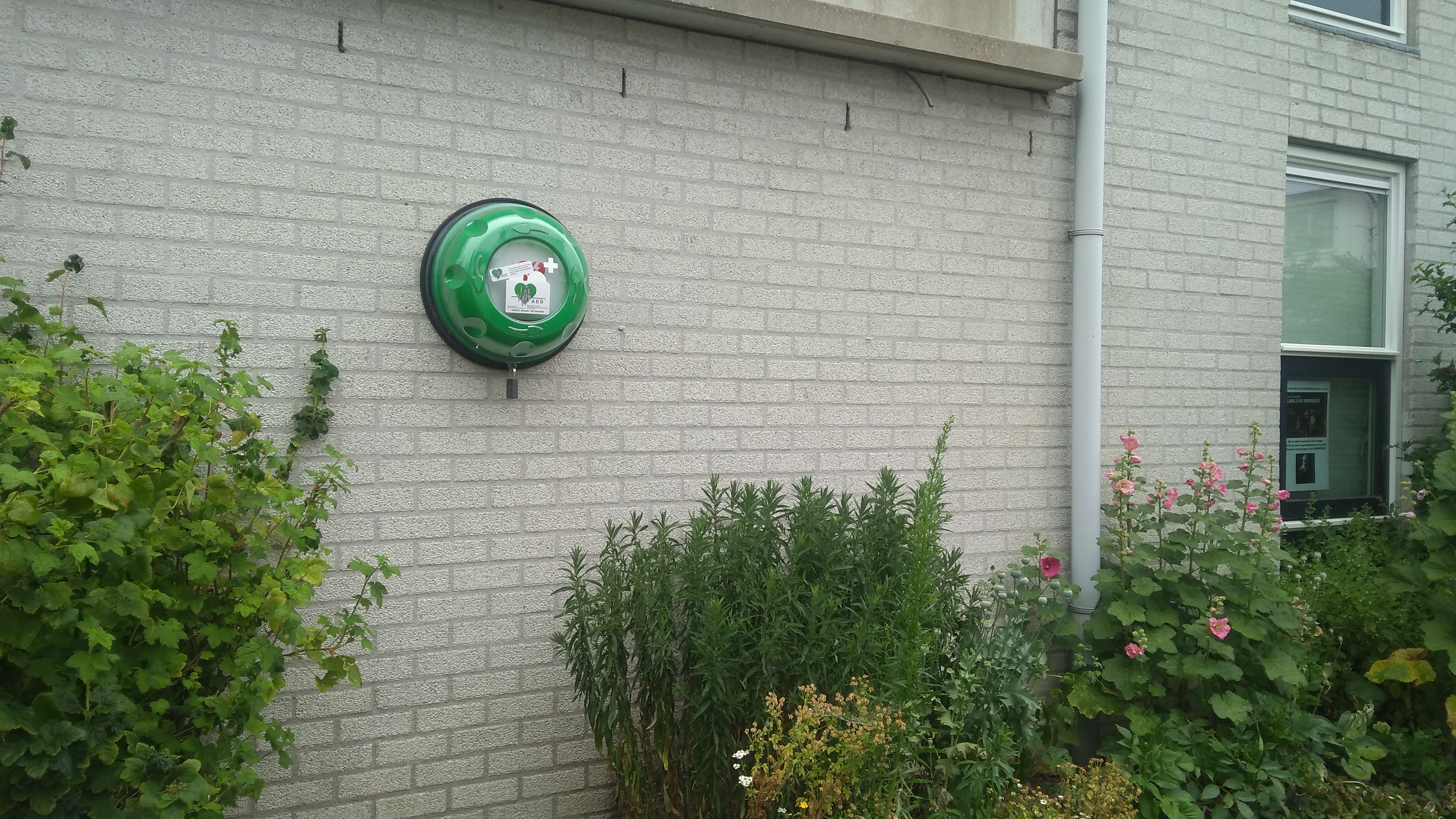 Feestje bij installatie AED rondeelstraat