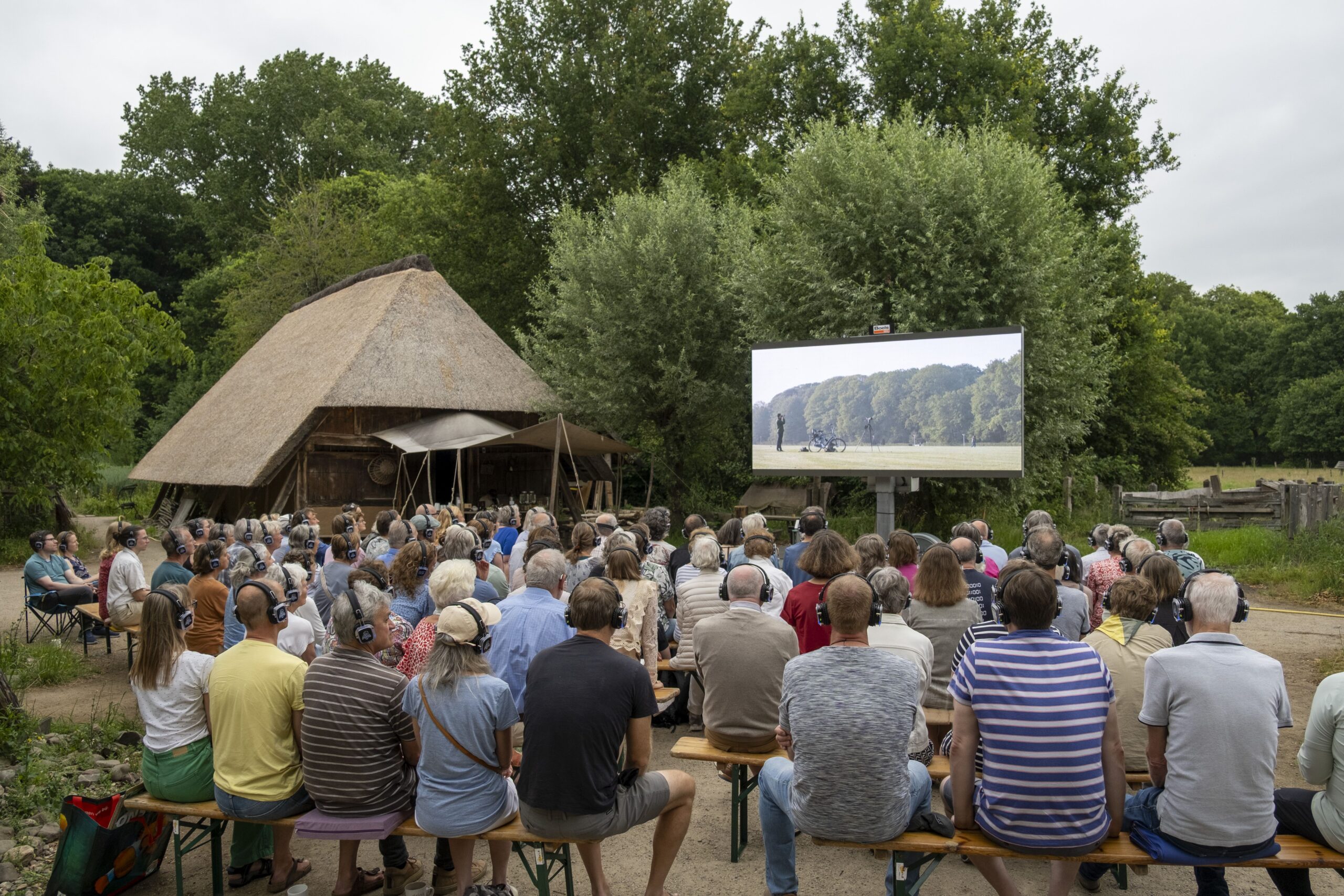 publiek  kijkt naar vertoning documentaire